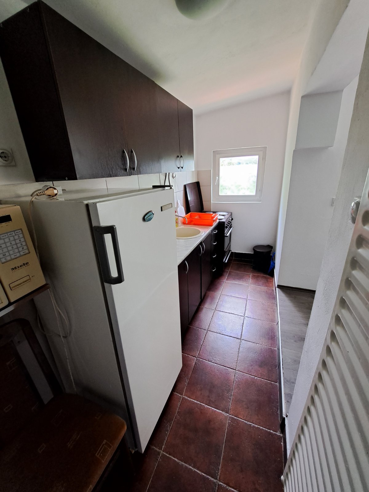 Đokić Apartman1 Kuhinja sa elementima, mikrotalasna veliki frižider, sudopera i šporet sa rernom